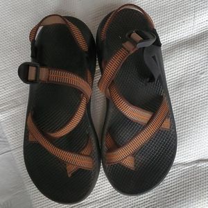 Like new size 9 men chaco with vibrant sole